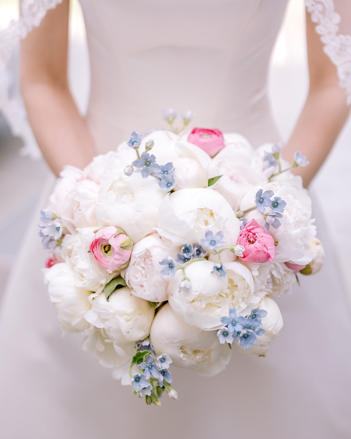 Spring showers will bring May flowers. Hoping all of this rainy weather is bringing the promise of sunshine, beautiful flowers and lovely spring weddings ahead.

📷 @lindsaymackphoto 

#springweddingseason #peonies #weddingflowers #weddingplanner #lo