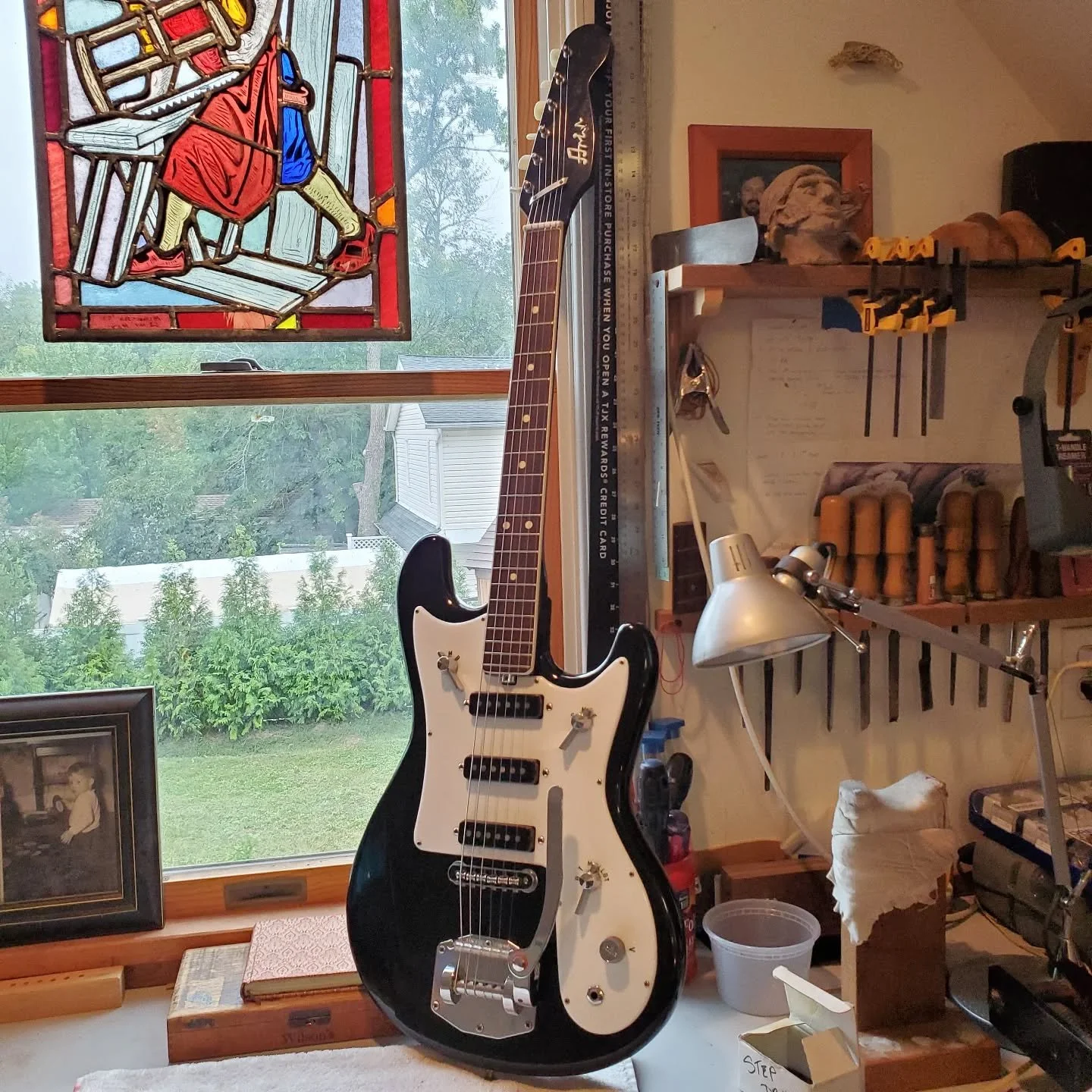 1960s Italian-made Ariston came in for a setup and to get all its moving parts um... moving again.

#guitar #guitars #guitarra #guitarras #gita #guitarporn #guitarsofinstagram #luthier #lutherie #guitarshop #guitarrepair #music #instruments #repairsh