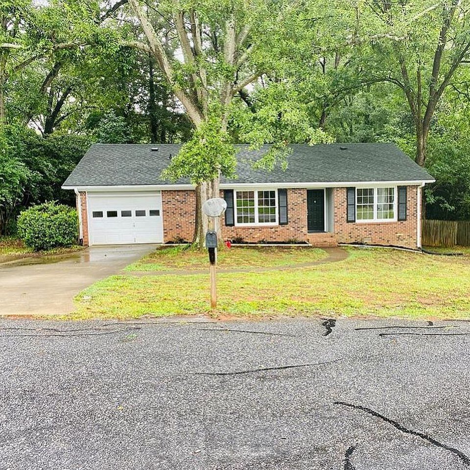 🏡UNDER CONTRACT🏡

📍134 Candy Ct. Winterville, GA

Charming home with 3 bedrooms and 2 full bathrooms. All new, stainless steel kitchen appliances and faucet. The house also has a fenced in back yard, grilling/sunning deck, and a screened in porch!