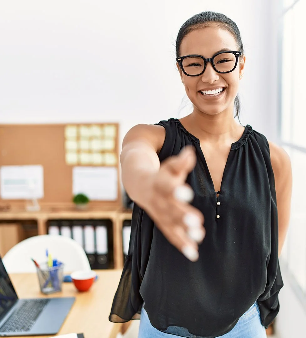 Speech-language pathologist meeting with a parent during a one-on-one virtual consultation for online speech therapy.