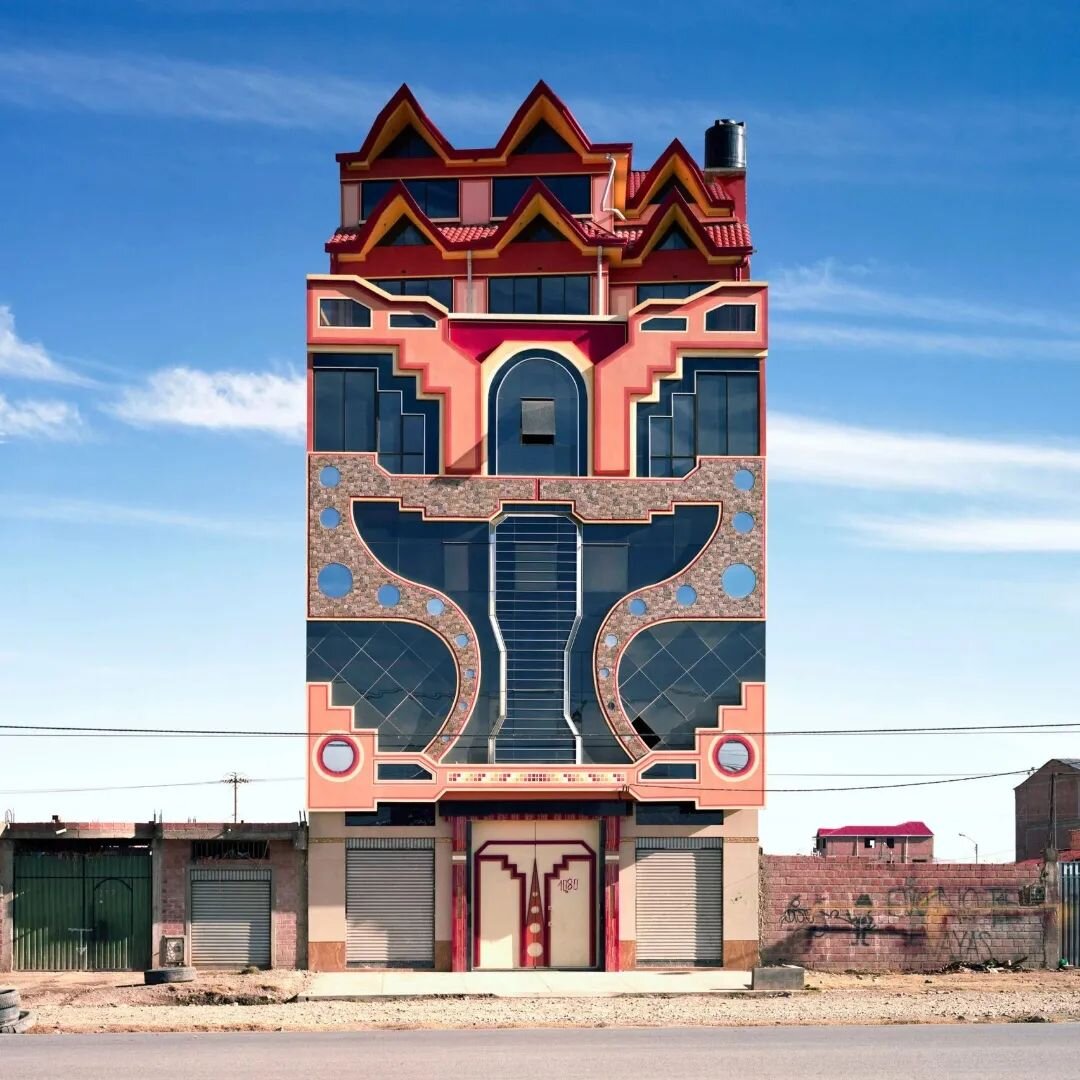 🎬 Movie rec: CHOLET 🦙 
@freddy_mamani_silvestre is a self-taught Bolivian/Aymara architect whose work is inspired by Andean art and architectural ruins. This beautiful film ($1500 budget, 1 camera 😯) paints a picture of the intrepid designer and s
