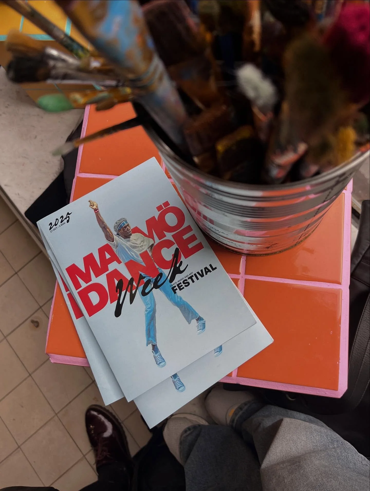 Malm&ouml; dance week has begun and our first secret concert was pure magic ✨ thank you @soderbergalma @malmodanceweek #sipandcreatemalmo #sipandcreate #artist #concert #artinmalmo #artstudio