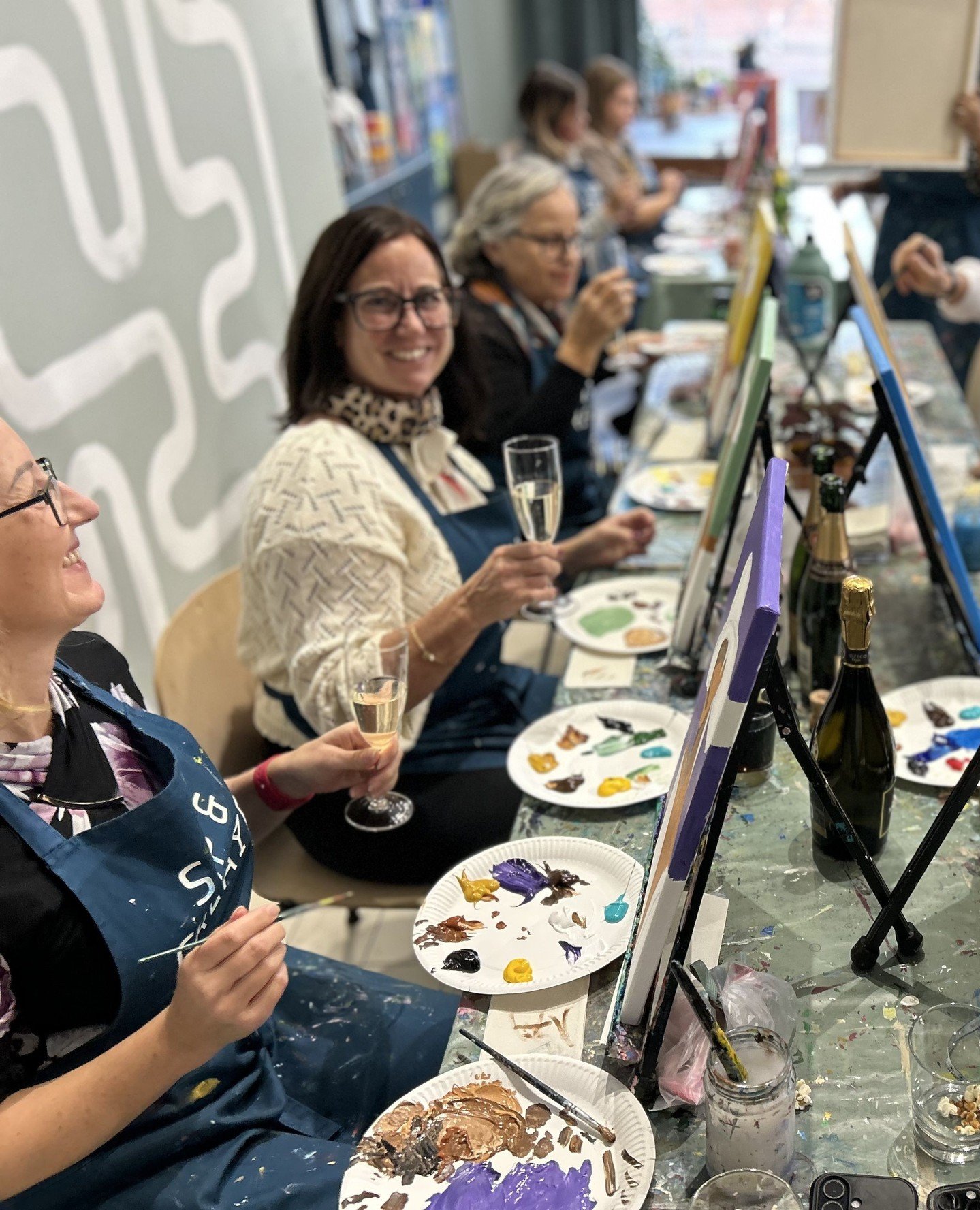 We see many friendships develop and beautiful moments celebrated with special ones in the studio. We are incredibly grateful to share these moments with you all. 🥰 To many more connections! 🙏🏼🥂⁠
⁠
#sipandcreatemalmo #paintingevent #artnight #sipa