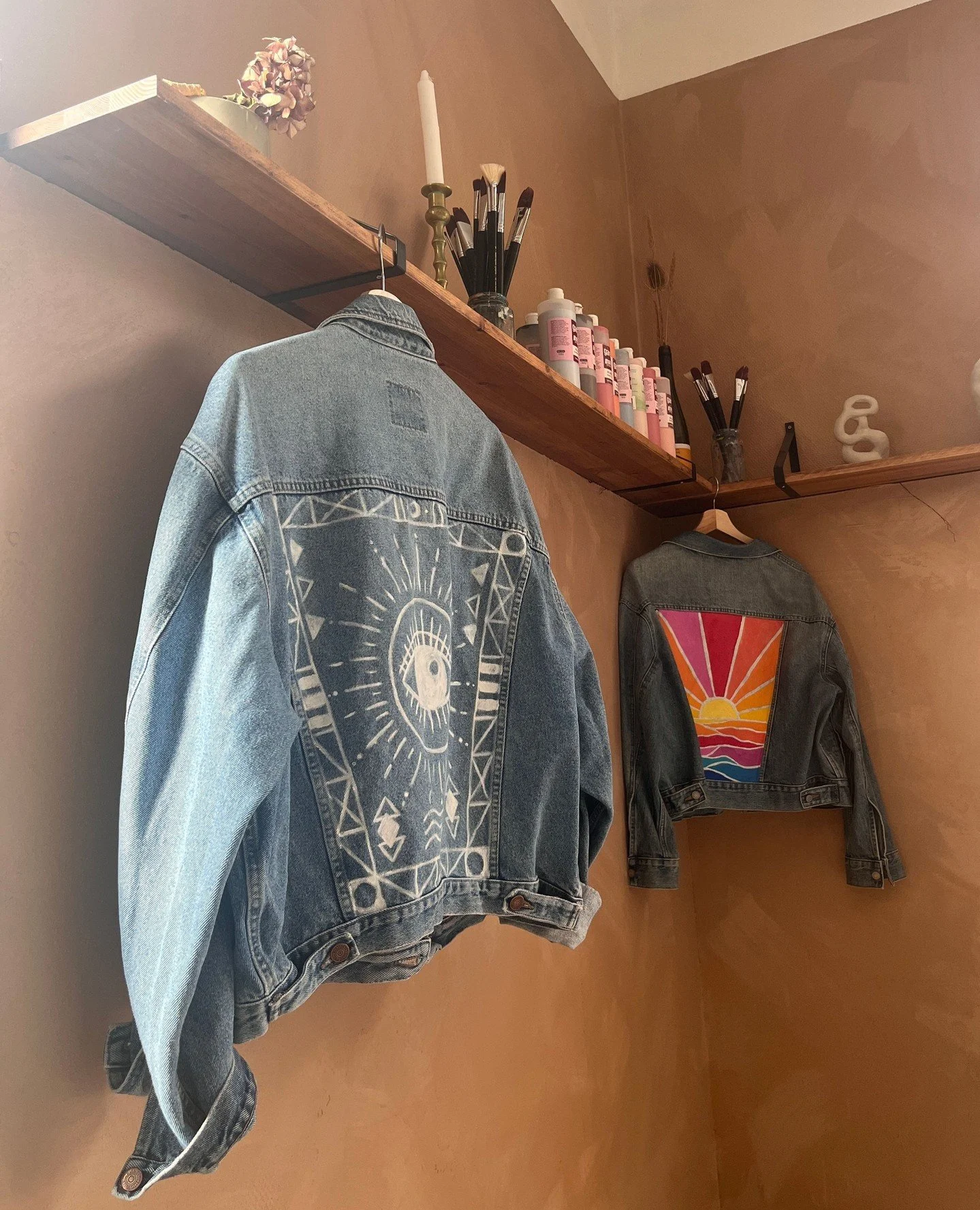 Pimp your denim! A new concept at Sip &amp; Create, time to bring down your denim from the attic and pimp it up! 💎⁠
⁠
#sipandcreatemalmo #paintingevent #artnight #sipandcreate #painting #sipandpaint #malmoart #artinmalmo #kickoff #teambuilding #pain