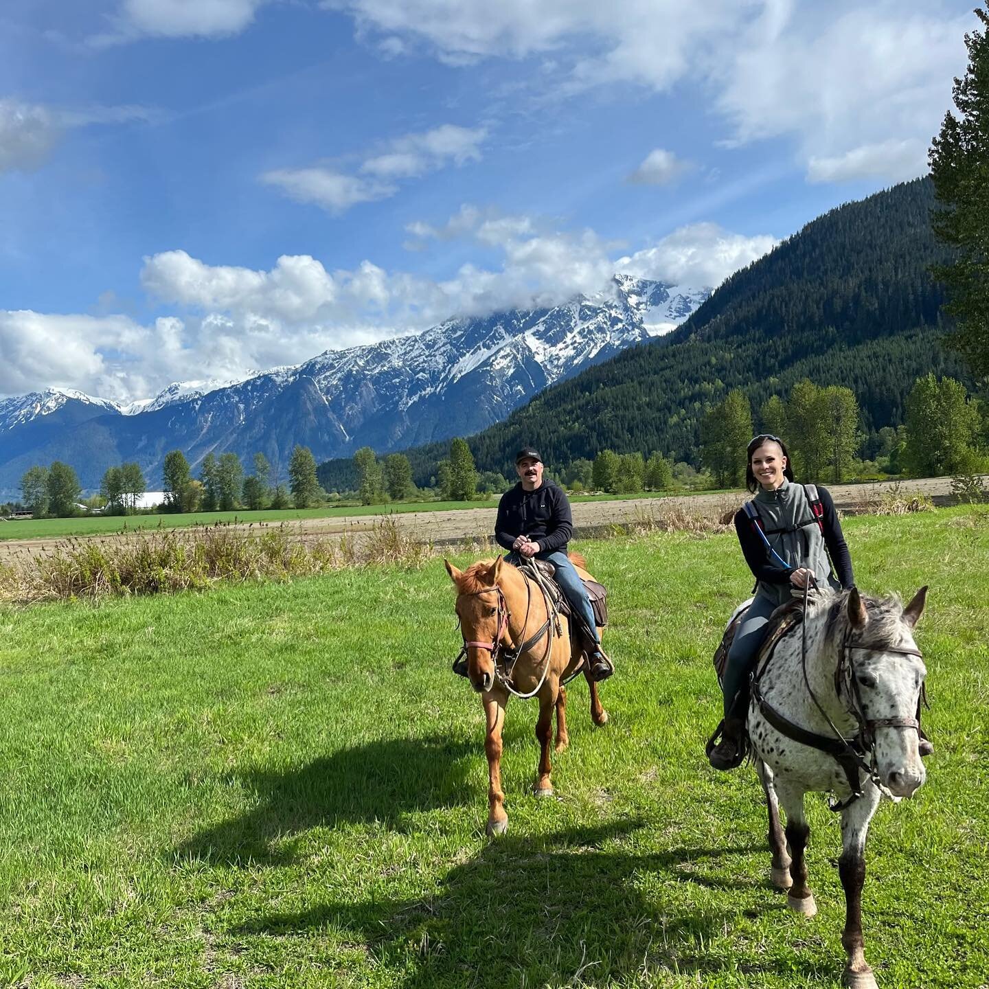 It&rsquo;s been a full week of sunshine and we can&rsquo;t get enough of it! Rain never stops us, but ya can&rsquo;t beat a sunny horseback ride ☀️

#cco #horseriding #horsebackriding  #coppercayseoutfitters #coppercayuse #pemberton #whistler #getout