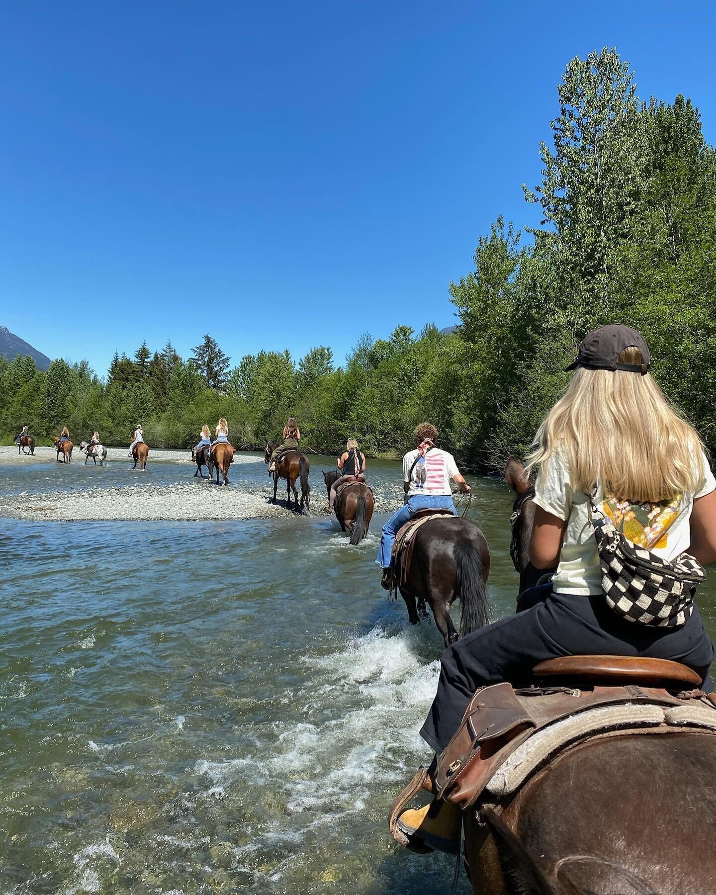 This weekend we welcomed a pre-summer heatwave and it was amaizng ☀️ 🐴💧

If you are looking for a sign to book a once-in-lifetime horse ride in the most beautiful place in Canada, THIS IS THAT SIGN! 

Book a riding tour for you and your friends/fam