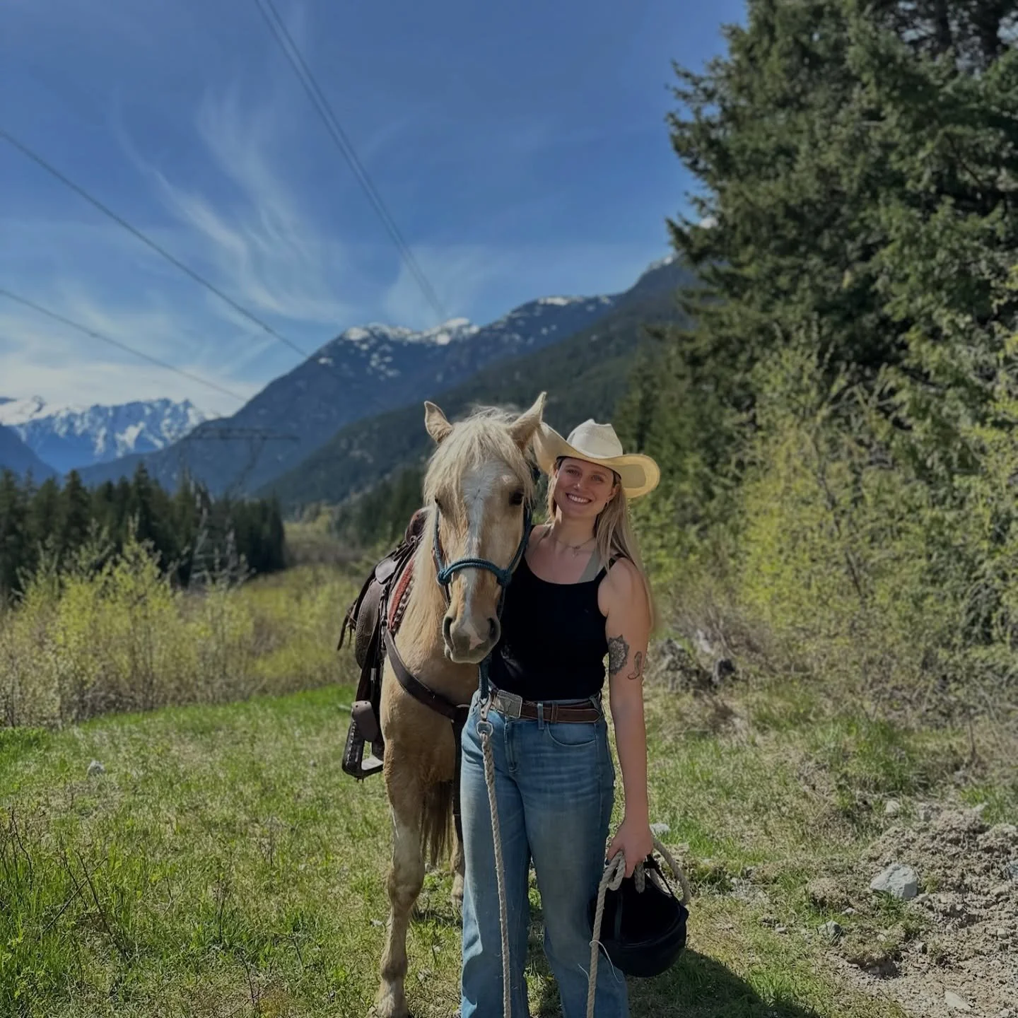 Feels like Summer ☀️ 20 degree days, blue skies, and gorgeous views. And there&rsquo;s more of this to come - the week ahead is looking fantastic for a horseride in the Sea to Sky!