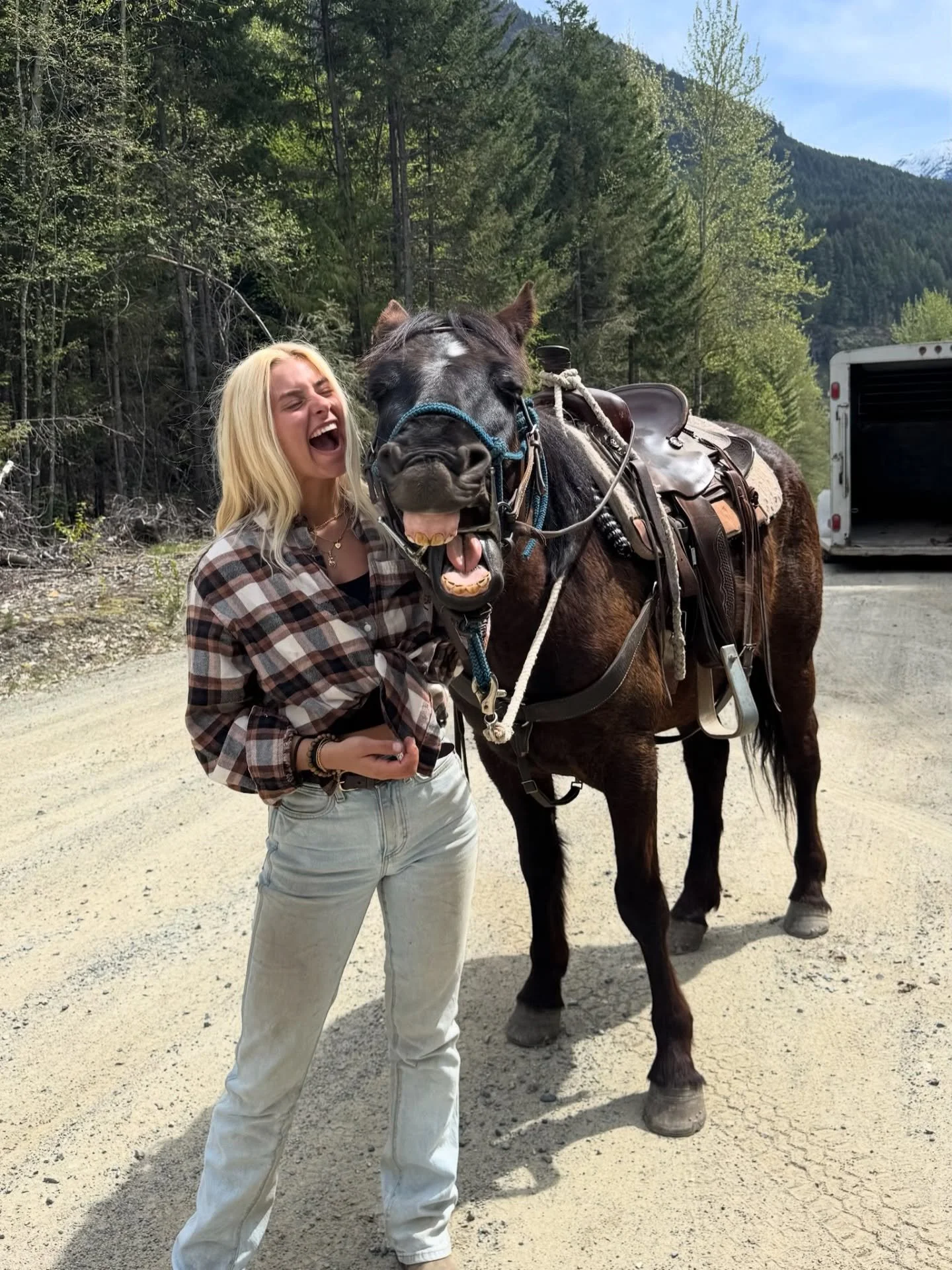 Snaps from the week

April brought us lots of beautiful sunshine and it looks like May is going to be doing the same! It&rsquo;s a beautiful time to ride right now.

#pemberton #horseriding #whistler #spring #bc