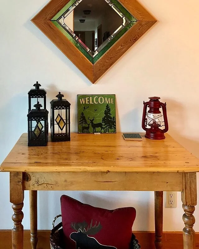 Hoping everyone had a safe and healthy long weekend. Enjoy this relaxing cottage setting where the Arts and Crafts meet Colonial Country style. I love how the natural elements from the wood and stone play off the forest green and pomegranate colour s