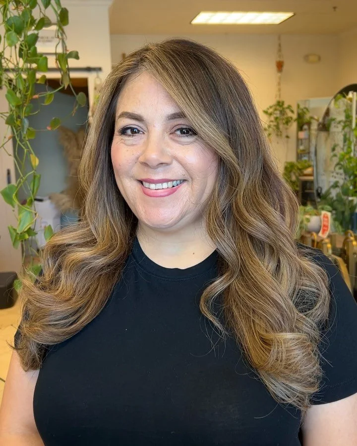 Embracing her natural beauty while keeping it bright and fresh ✨ 
We started her journey to grow out her natural base color by blending it seamlessly with a soft, dimensional balayage. Pops of blonde bring light and movement, creating a timeless, low