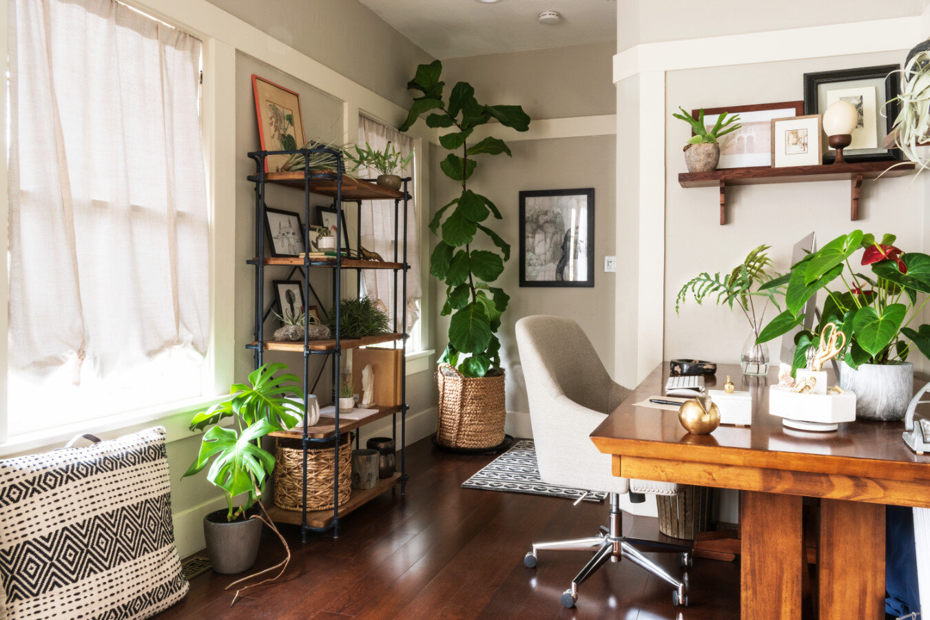 https://images.squarespace-cdn.com/content/v1/5dd86eda07db674ed859c949/1613625962460-Q42E97UI4DHPWSGAQXWM/nature-inspired-home-office-plants-%2Bgreenhouse-studio.jpg