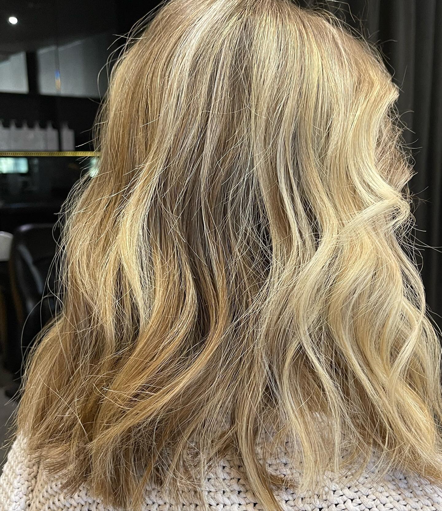 ✨Brighter Daze ✨
We are obsessing over this lived in, textured blonde balayage by Jason 🖤
#goldcoasthairstylist #goldcoasthairsalon