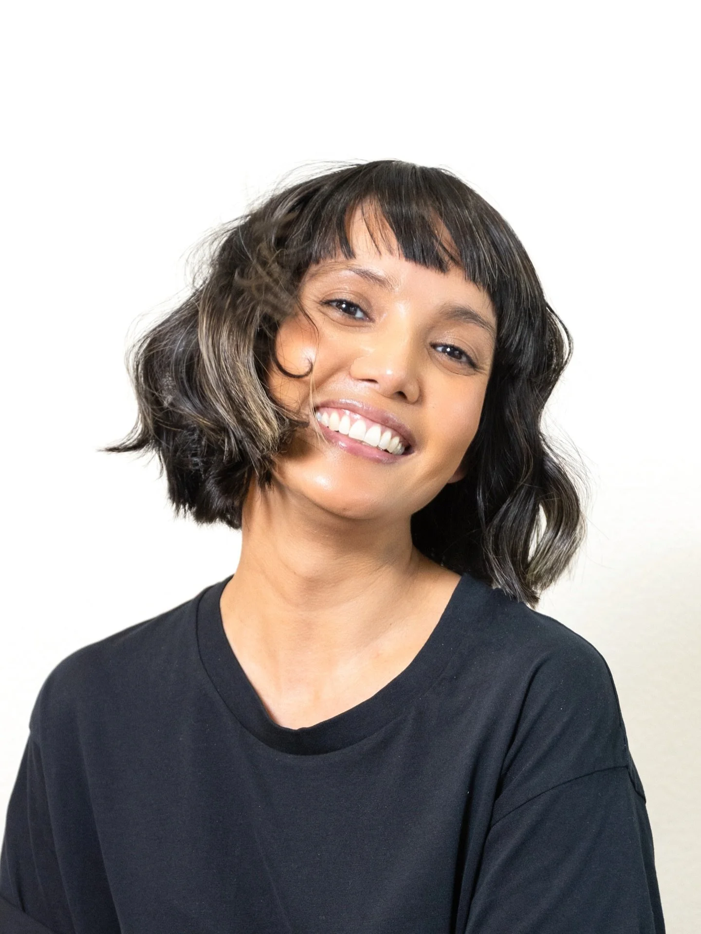 Subtle highlights, placed with intention.

Enhancing natural hues for effortless, low-maintenance hair.

Book via the link in bio.

#goldcoasthairdresser #brunettehighlights #bobhaircut #fringehair