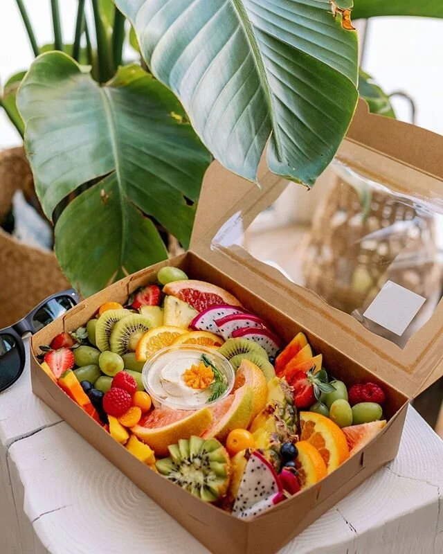 Sunny weather is here + it&rsquo;s time to kickoff an amazing summer!☀️
⠀⠀
We&rsquo;ve got the perfect box for any brunch, Sunday afternoon or backyard barbecue.
⠀⠀
Think fresh fruits like pineapples, mangos, berries, kiwis, grapes, and all the sunny