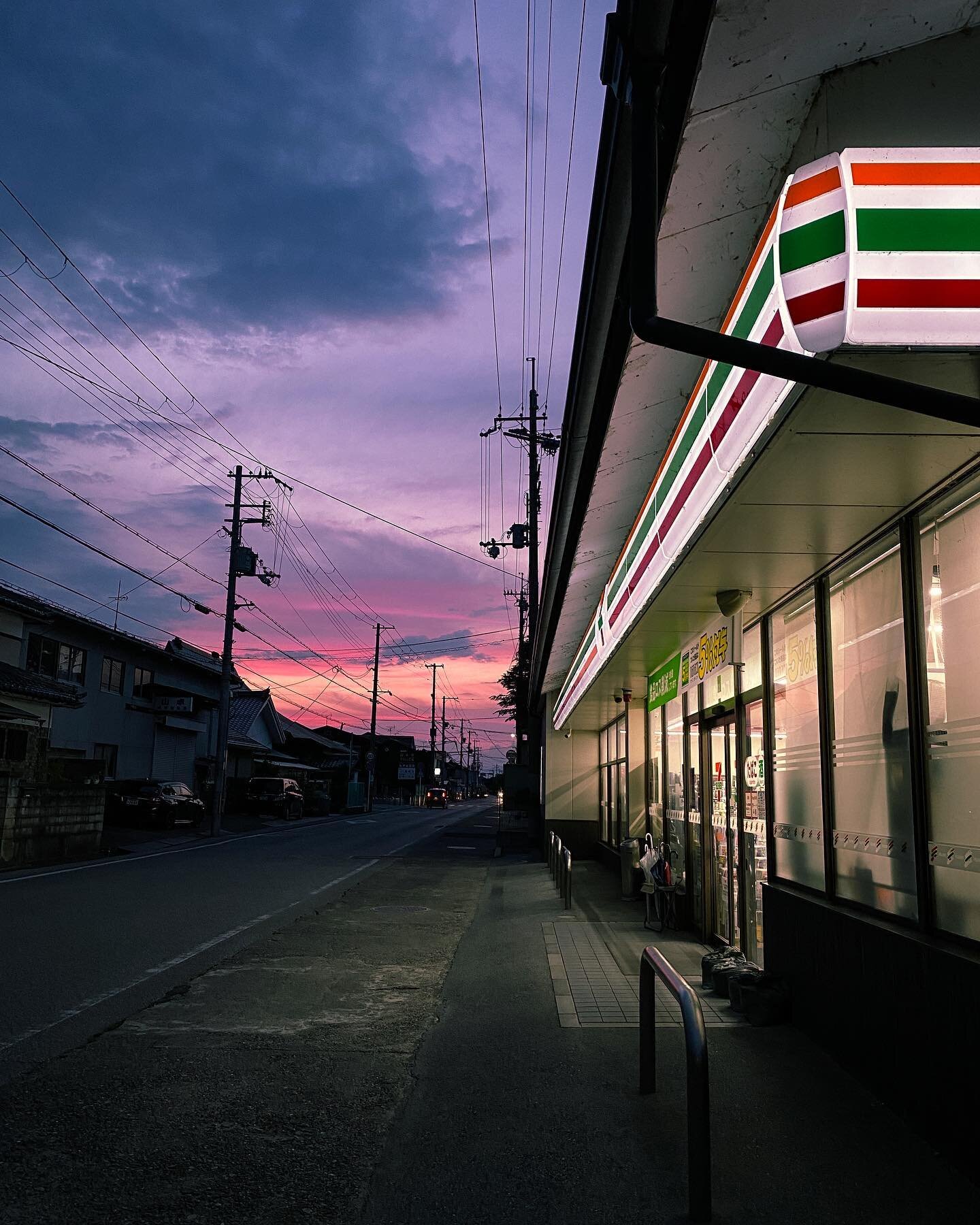 I spent a lot if time at this 7-ELEVEN in Hikone, specially last summer when we would only go outside the house to get food. Sadly it closed a couple of months ago : ( but thanks to always taking pictures from spots I visit often, I can check those a