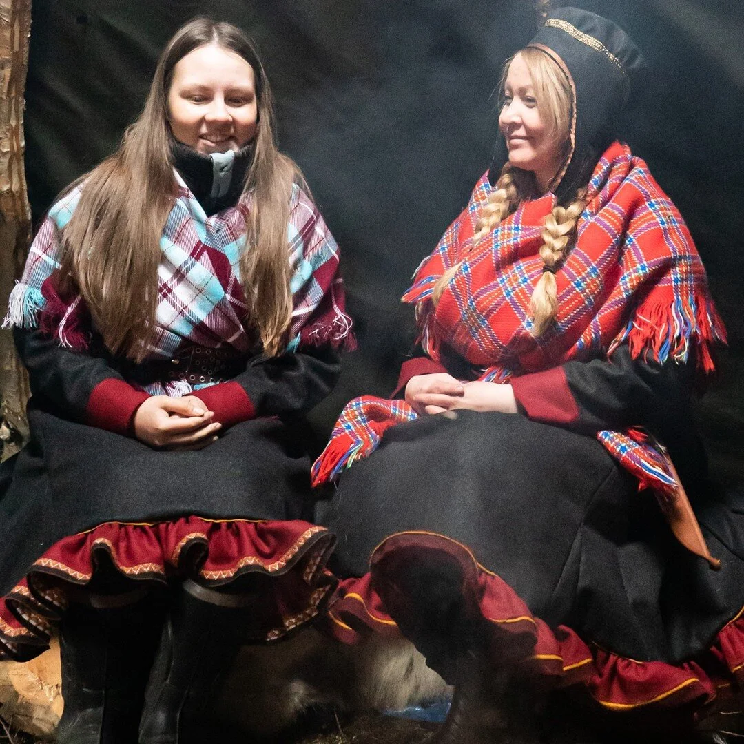 Endelig er vi fullt i gang og kan introdusere oss bak Áldu. 🥳❤ Vi er Piera Ailu og Sire Márjá, og Malin og Bjørn Petter, som er nevøen til Piera Ailu, med familie, og de to tilhører samme siida, både v