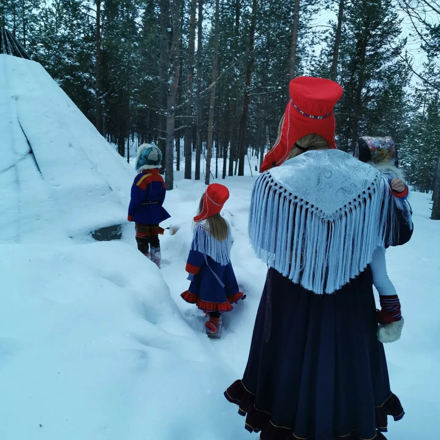I dag feirer vi 6. februar, samenes nasjonal dag ❤️ en viktig dag for  oss! ❤️
Today we celebrate the Sámi national day, an important day to us!❤️
Ollu lihkku Sámi albmot beivviin! Gratulerer med dagen!
Happy Sámi National Day!