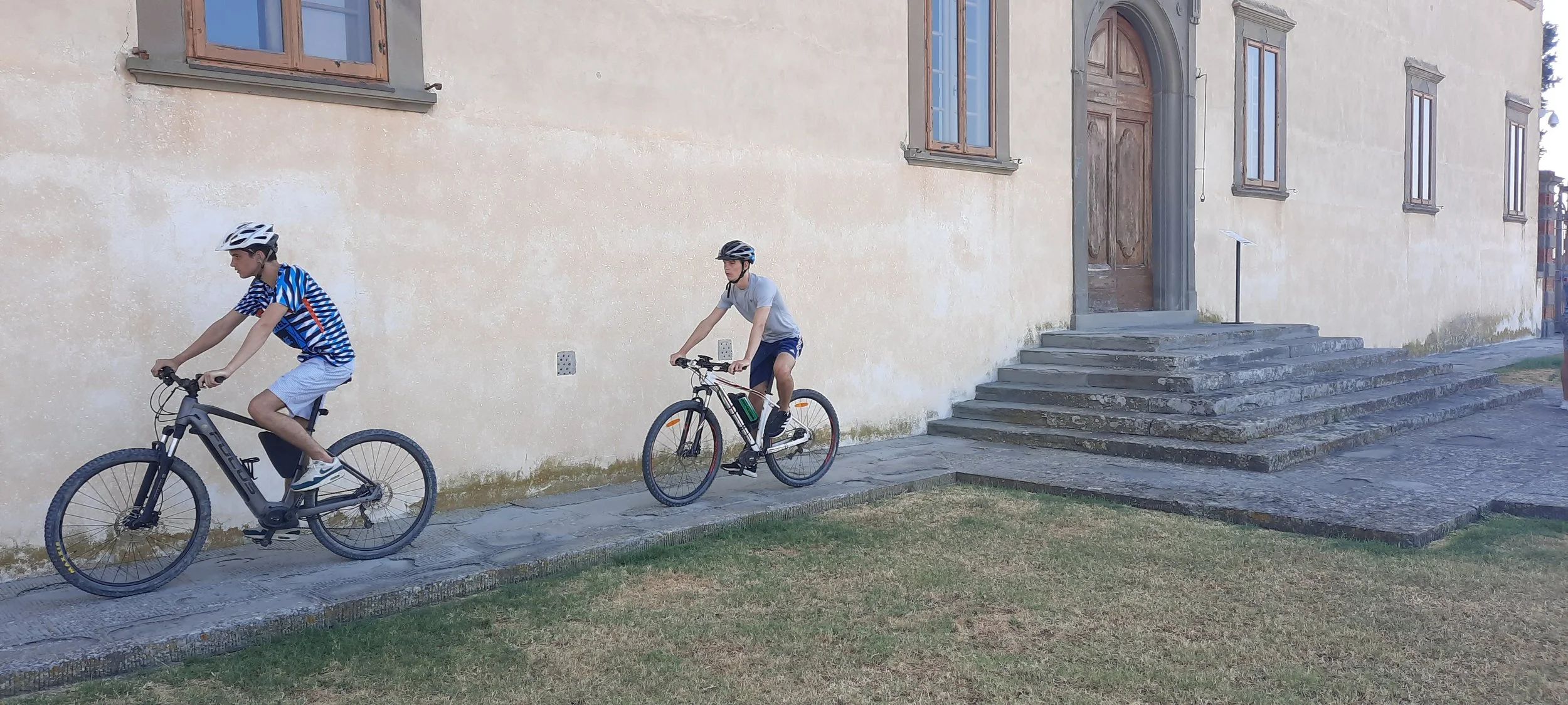 Guided e-MTB tour exploring UNESCO Medici Villa of Cerreto Guidi and historic Villa Dianella in Vinci