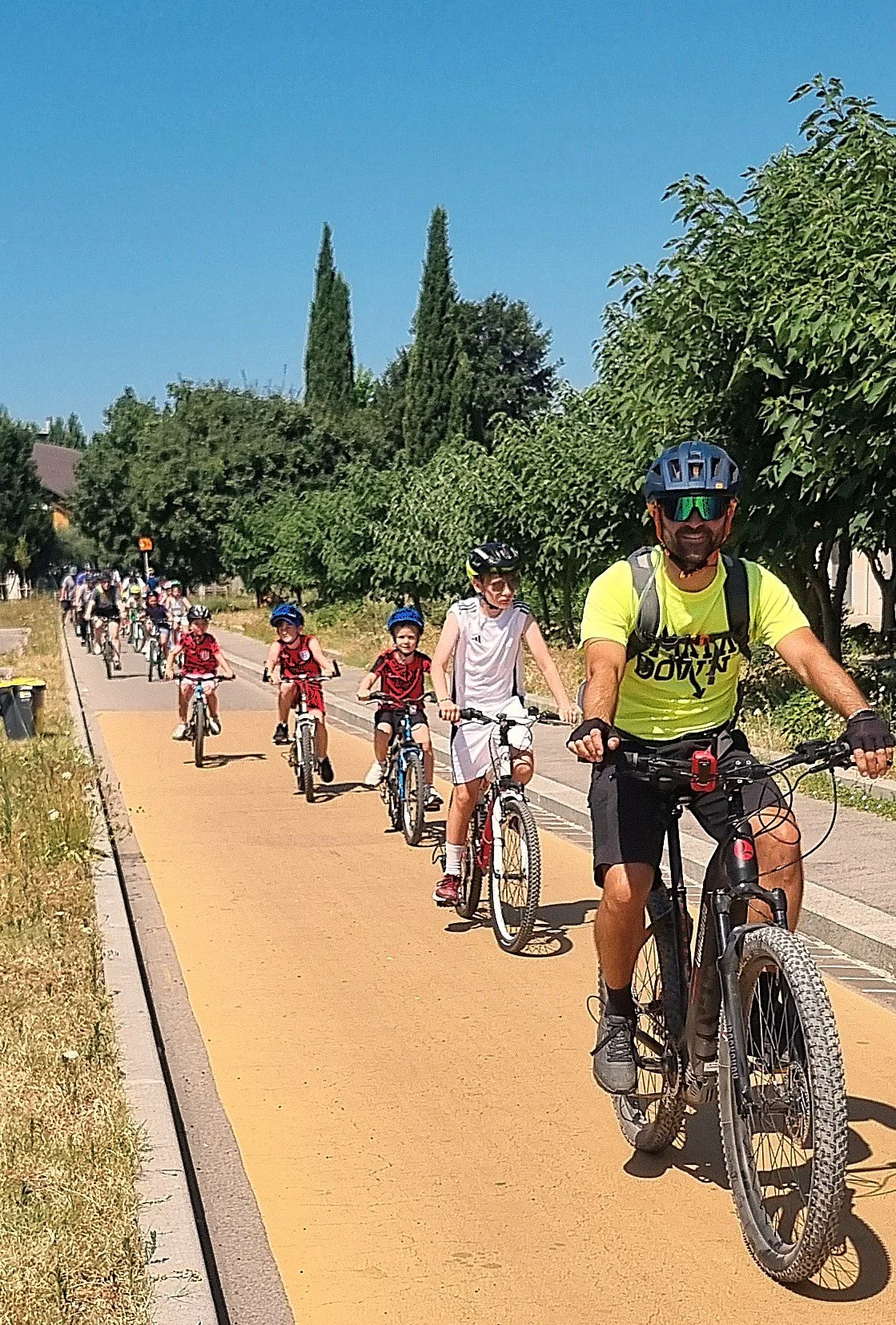 Family friendly guided e-bike tour for kids and parents in Tuscany countryside