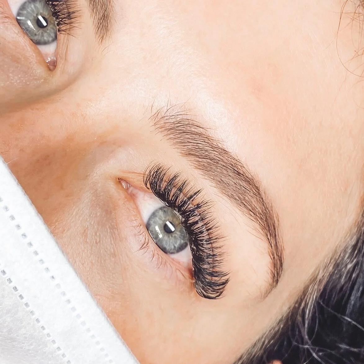 The perfect set that&rsquo;s &ldquo;not too much, but just enough&rdquo; 🥰
__________
Lashes by @kaylanicole.lumiere
__________
LASH DETAILS: 
Open-Eyed D. 05 10-13mm