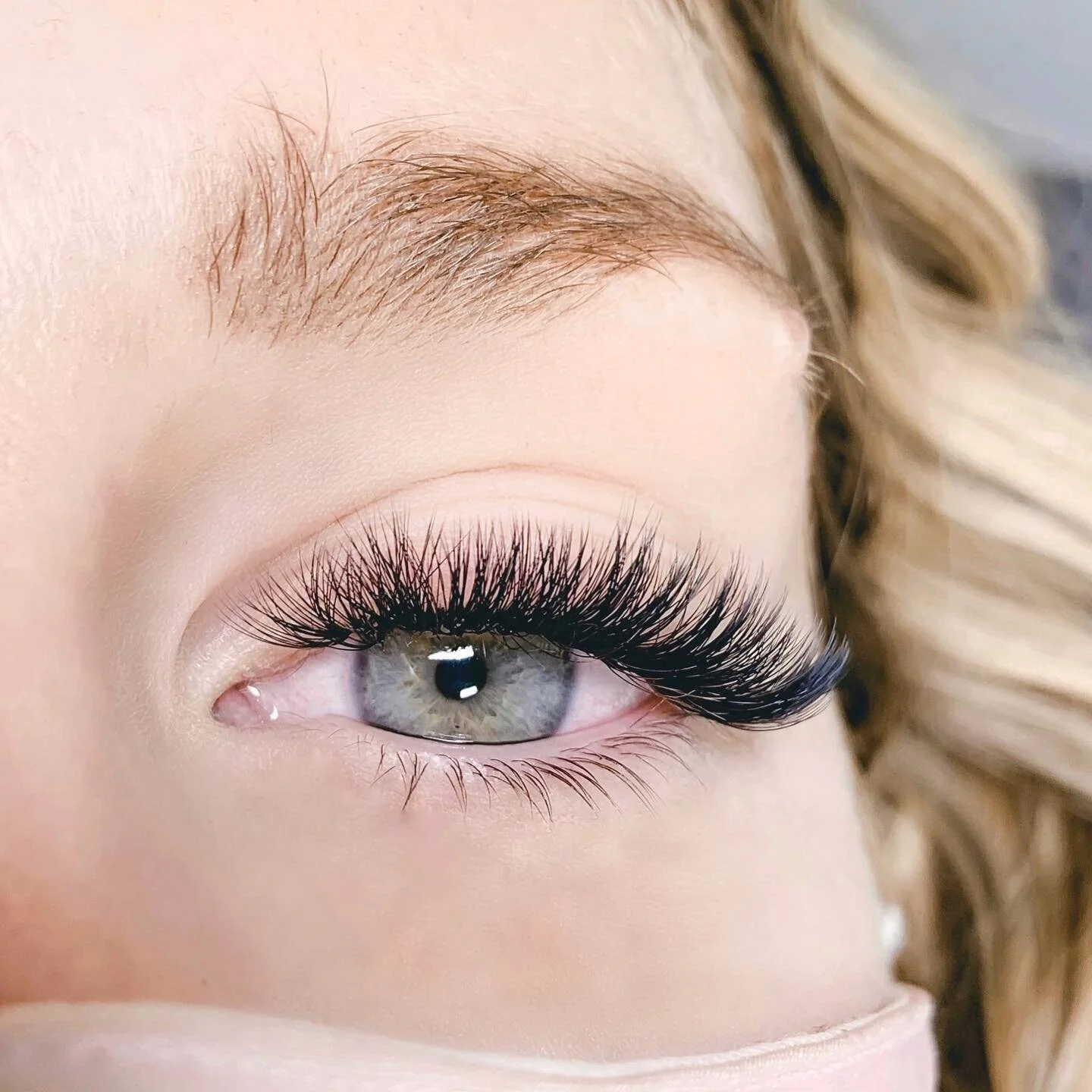 Alexa, play Ocean Eyes by Billie Eilish. 
__________
Volume lashes by @nina.lumiere 
__________
Call us to schedule a complimentary phone or in-person consultation! 
📞: (678) 907-4843
💌: hello@lumierelashlounge.com