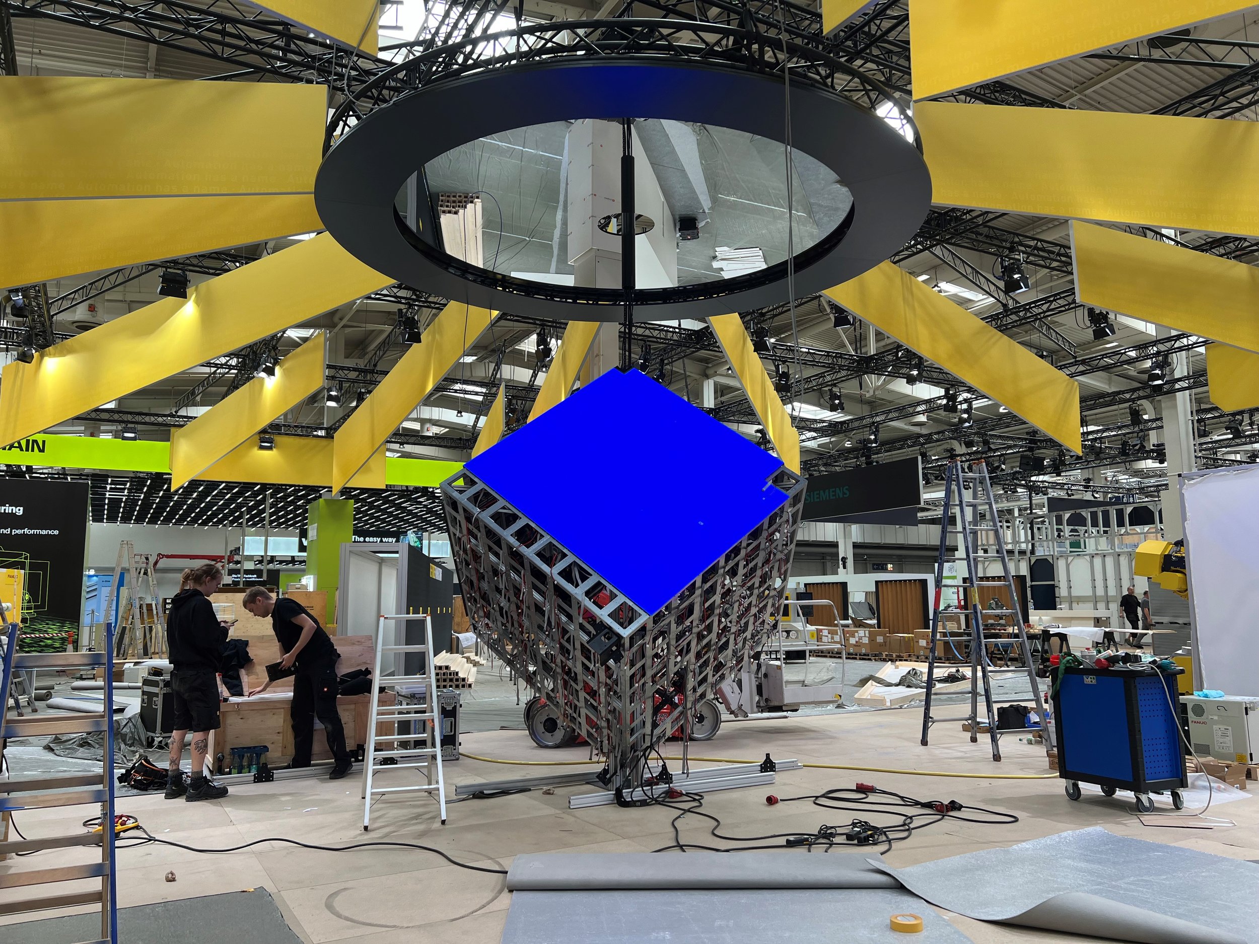 led-wuerfel-installation-messehalle.jpg