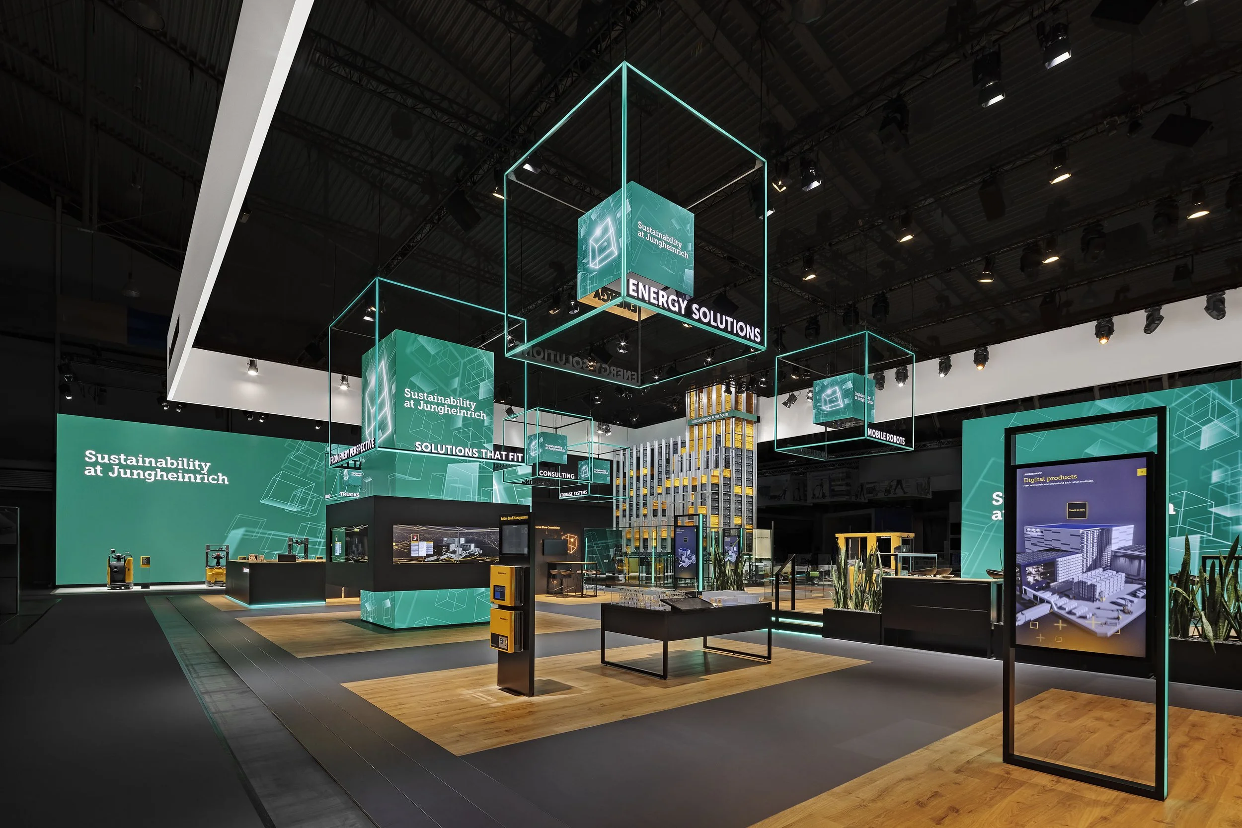 Moderne Messehalle mit LED-Displays und abgehängten LED-Würfeln,  Messtand Jungheinrich