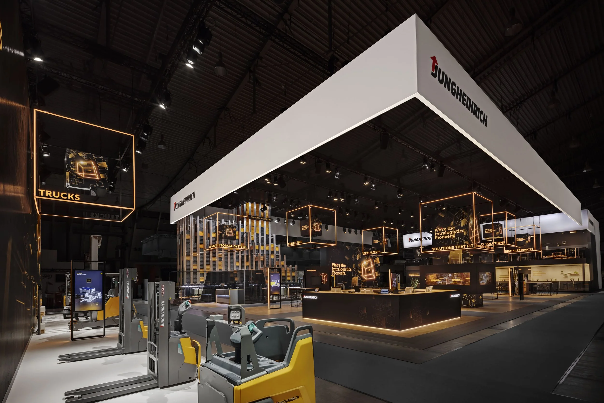 LED Würfel mit integrierter Leuchtschrift im Einsatz