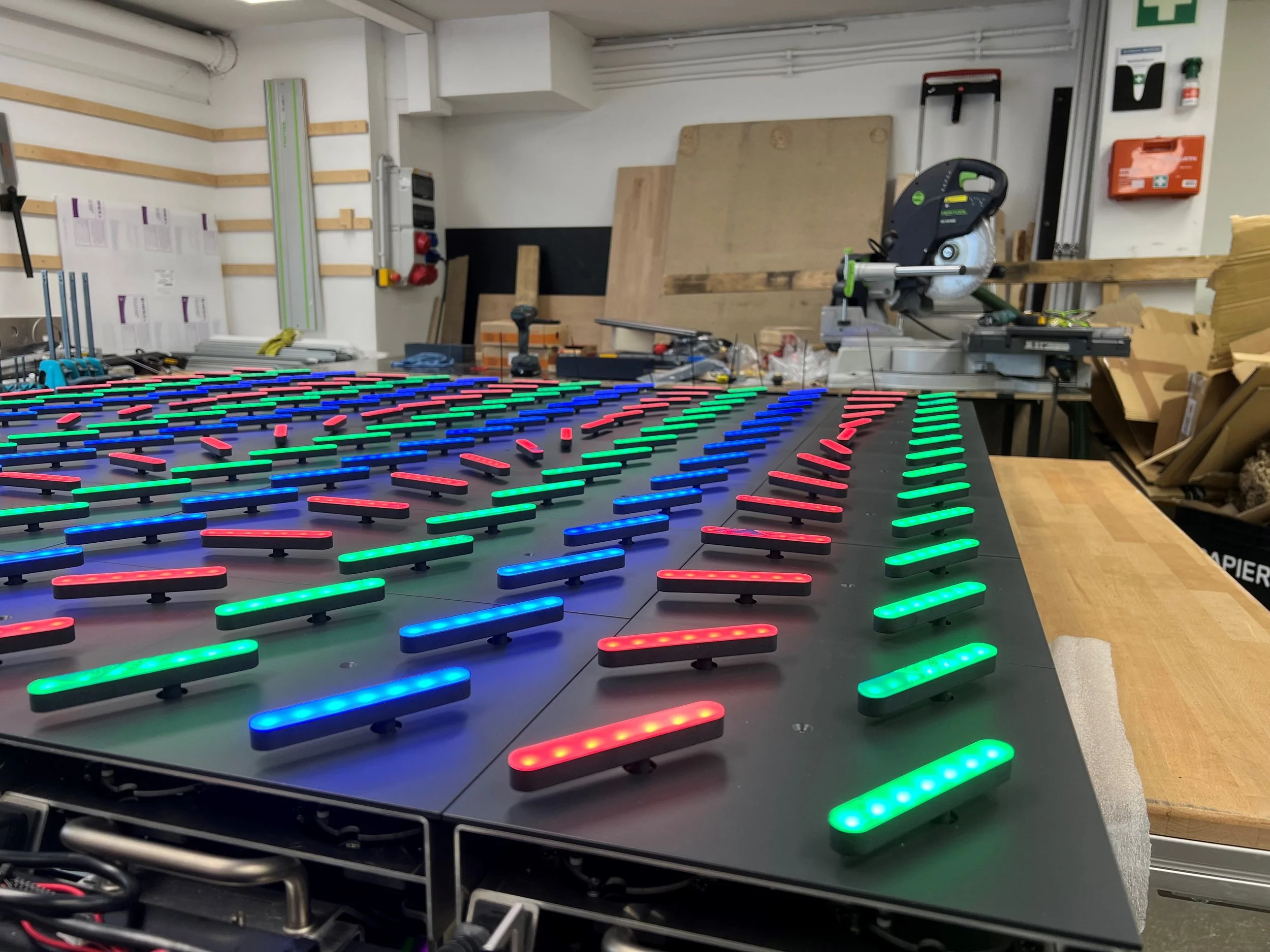 Detail von LED Elementen einer kinetischen Wandinstallation