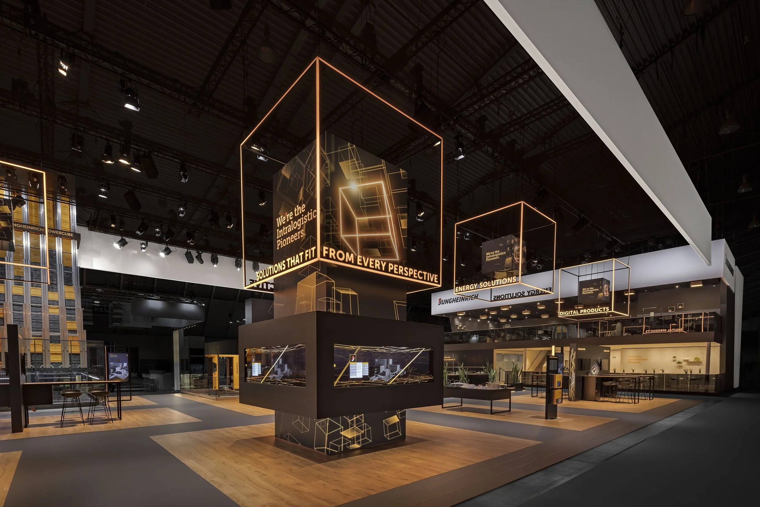 LED Würfel mit integrierter Leuchtschrift im Einsatz Jungheinrich