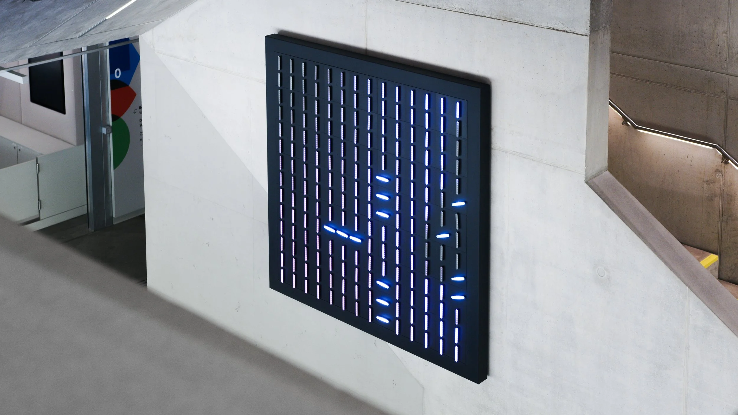 Montage einer kinetischen Wandinstallation vor Ort