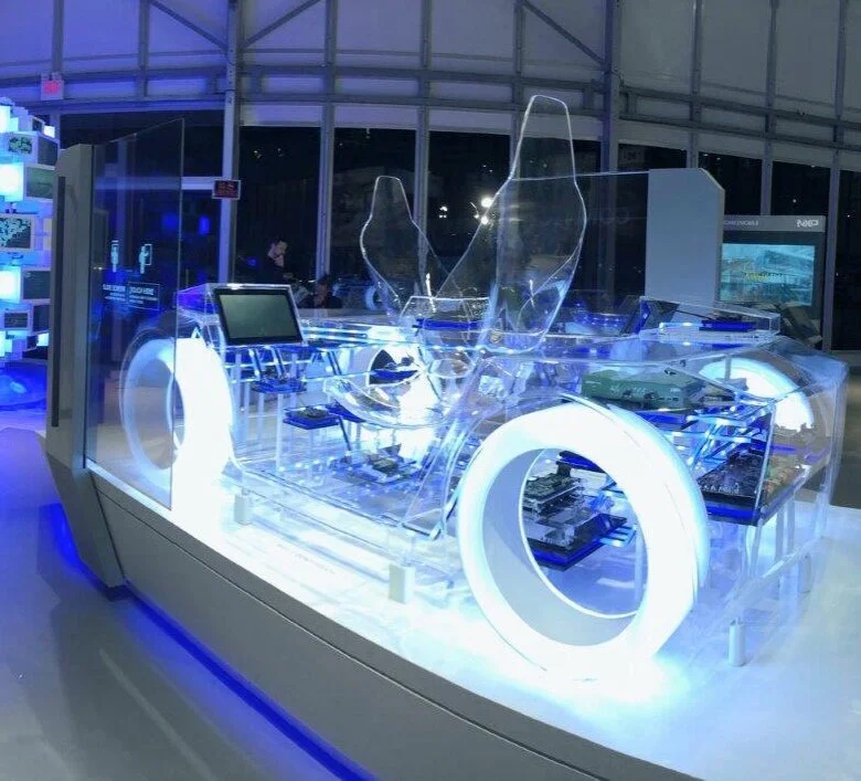 Detail einer Automotive Installation. Schiene mit integrierter Elektronik und Display