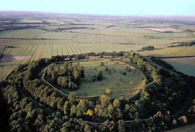 Hillforts dominate their landscapes, especially ones like Danebury. It is a single hill, rising up from the plain. There, for 400 years, British celts lived, loved and died. ⠀
⠀
Tomorrow we talk about the 182 burials found within this site. You'll wa