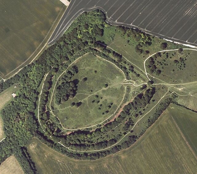 More aerial shots of Danebury Hillfort because THE NEW EPISODE IS HERE! ⠀
⠀
I listened to it this morning and, I'll be honest with you, I'm really proud of this one. We talk about raids, druids, excarnation and headhunting. There are naked, woad-dyed