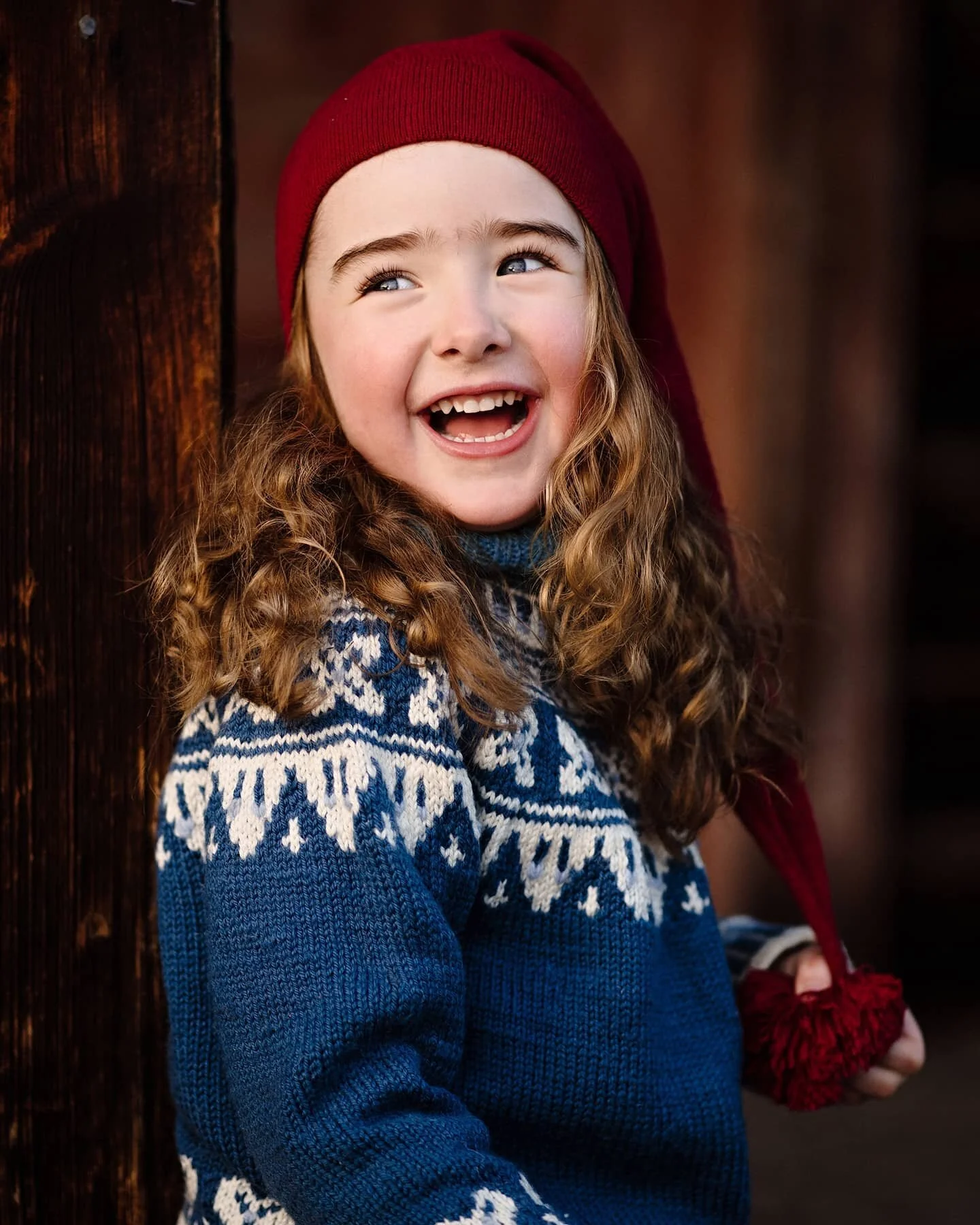 Aurora 💛 En liten blidfis p&aring; 4 &aring;r som gleder seg til jul 🥰❤ Og ingenting er mer morsomt enn at mamma er en stor tullenisse! 😍 
.
Mamma: @elisetonette 
.
#jul #julestemning #barnefotografering #nisse #blidfis #fotograf #sonya7iii #sonyp