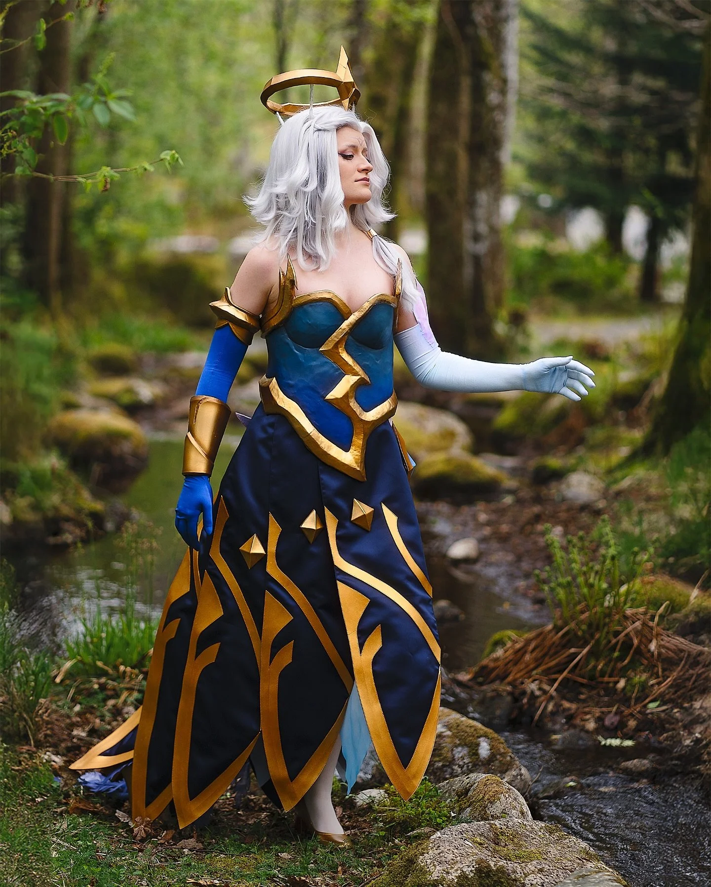 Dawnbringer Morgana by @vikki_puz 💙 Taken at Hardanger with @hardangerlevelup 

#leaugeoflegends #leaugeoflegendscosplay #cosplay #cosplayphotography