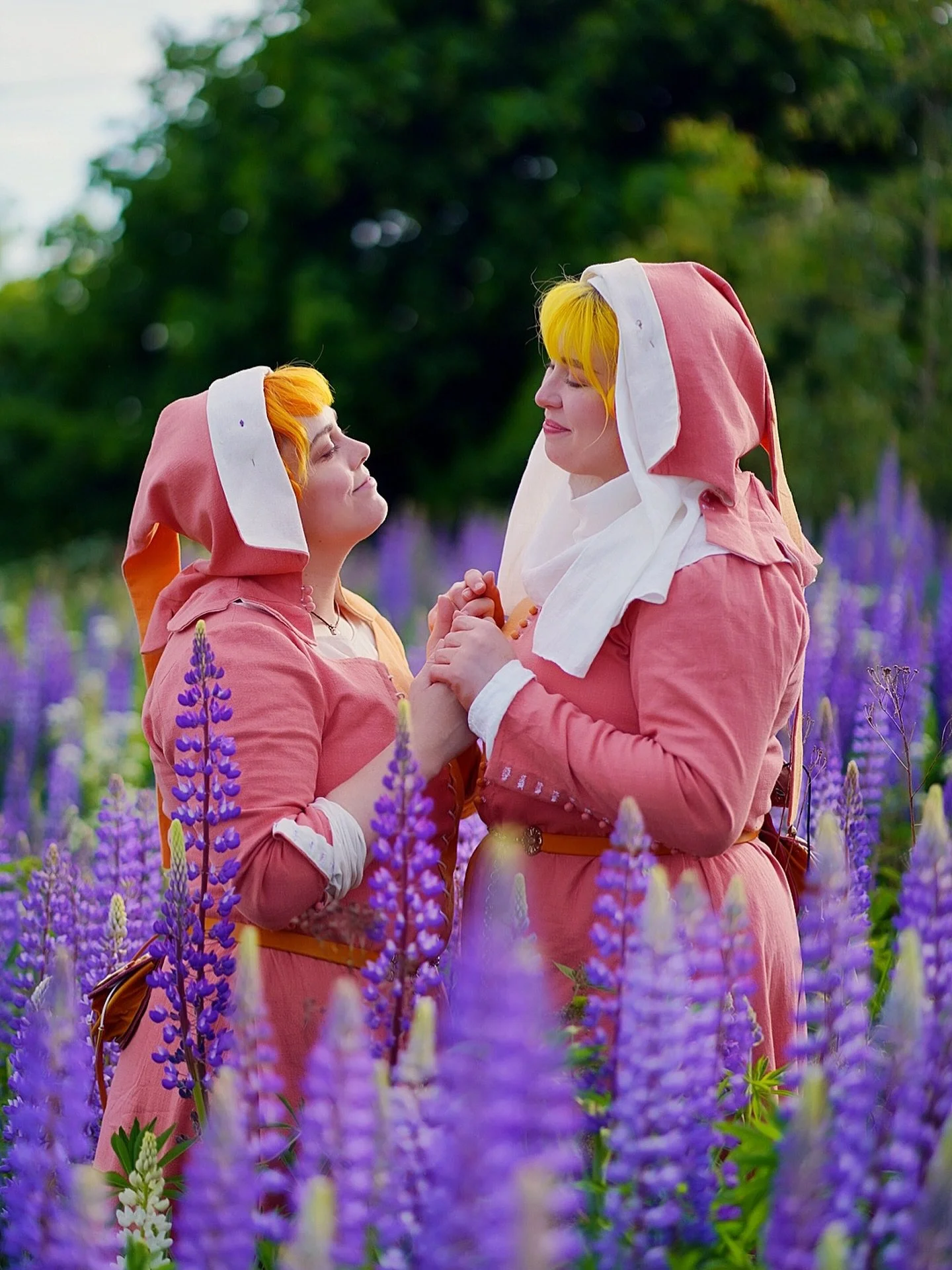 Tutti frutties 🧡🩷 @rhavaniell and @little_flowerbud 💓

#tuttifrutti #dress #fantasy #medieval #costume #portraitphotography