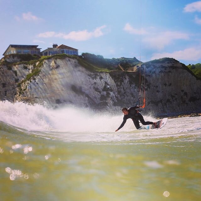 Fun shooting some kiting at the local with @courtintheact loving the backdrop and a challenge in the strong wind and waves!

#kitesurf #kiteboarding #bottomturn #watershoot #thekiteshots #photooftheday #freestyle #surf #duotonekiteboarding #beach #wa