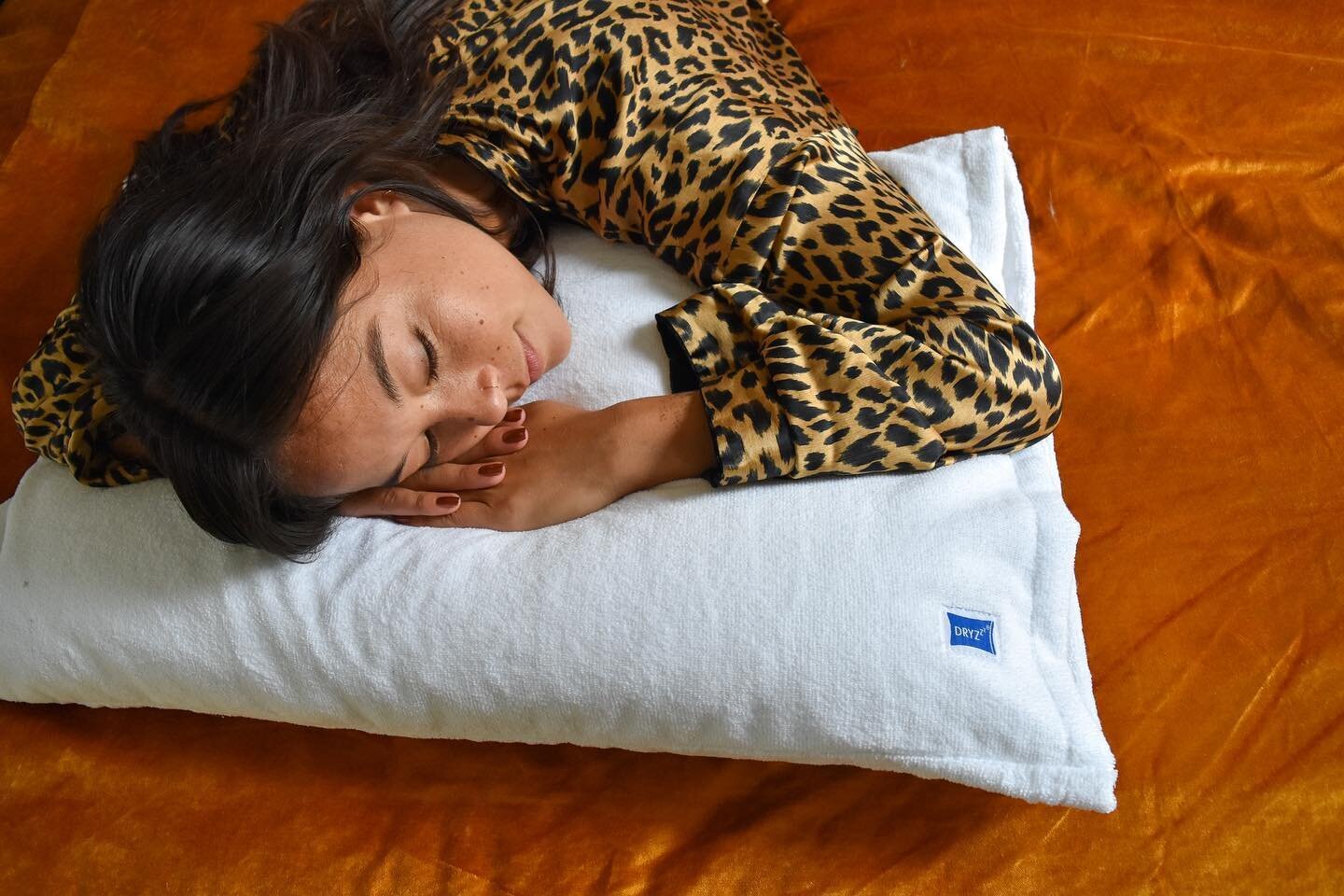 Did you know getting good quality sleep is more challenging in the spring and summer? 😴
 
This could be due to a few factors:
 
👉 With longer daylight hours, the production of the sleep hormone melatonin is delayed, meaning we may go to sleep later