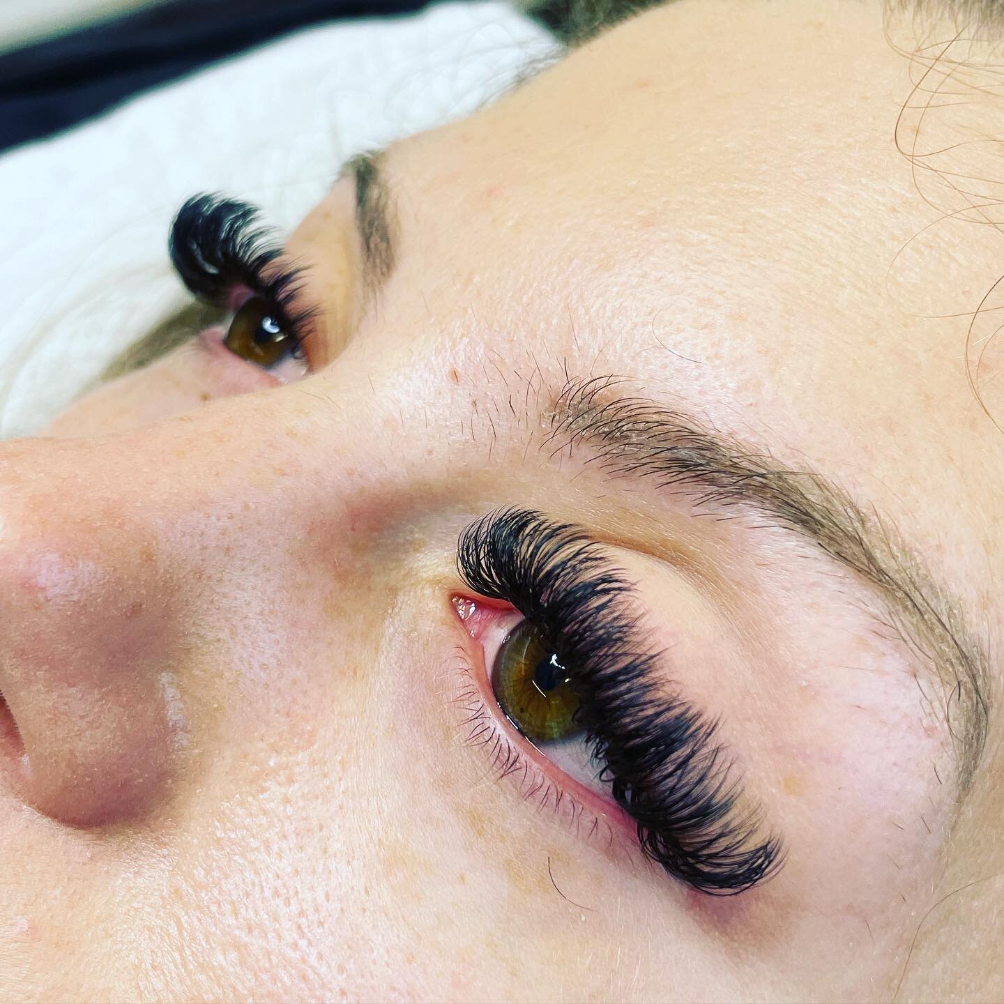 Fluffiest hybrids 

#hybridlashes #lashextend #lashextensions #beautydoncaster