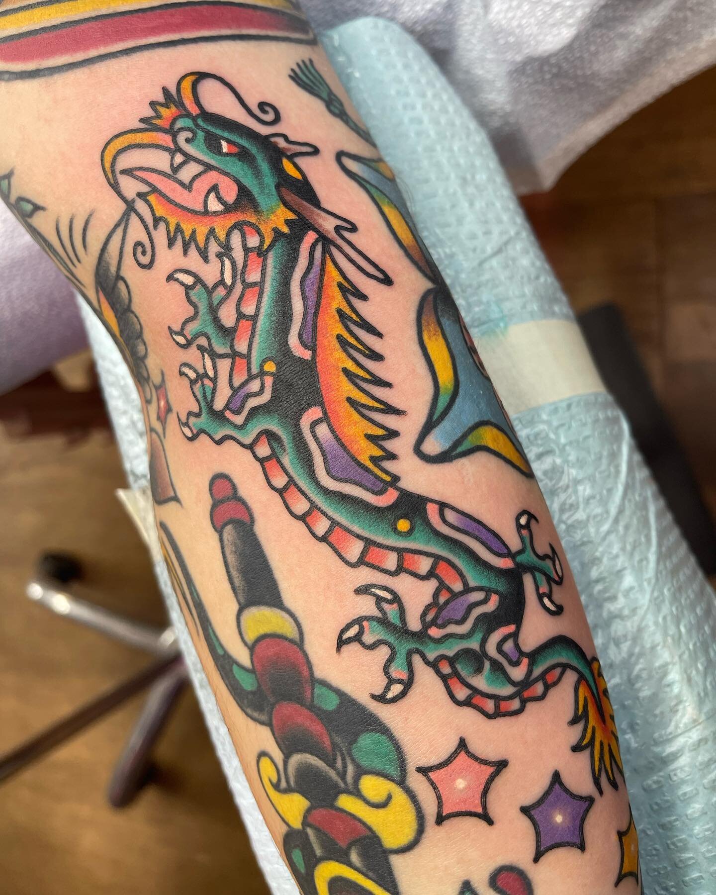 Filling in gaps 🐲 done by 
@bobbysunshinetattoos 

To book email or call the shop 
flyingdutchmantattoos635@gmail.com 
484-373-4457 

Or stop in to chat in person !