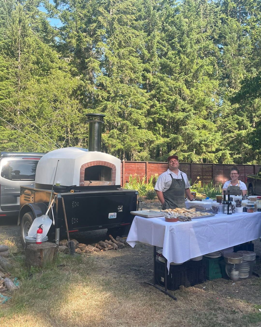 Still reminiscing about all the fun we had this summer with our new mobile oven! Whether you&rsquo;re planning an intimate backyard dinner or a bigger celebration, we&rsquo;ve got your wood-fired needs covered. 🔥
Reach out through our website (or em