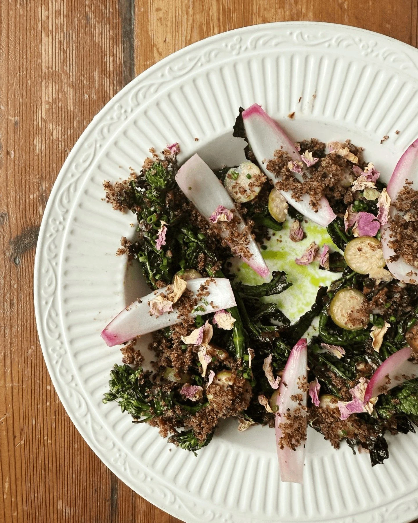 🌱 Little green things are sprouting up on our menu!

Pictured here are our local brassicas w/ smoked feta, rose-pickled onions, caper berries, breadcrumbs &amp; alliums ✨