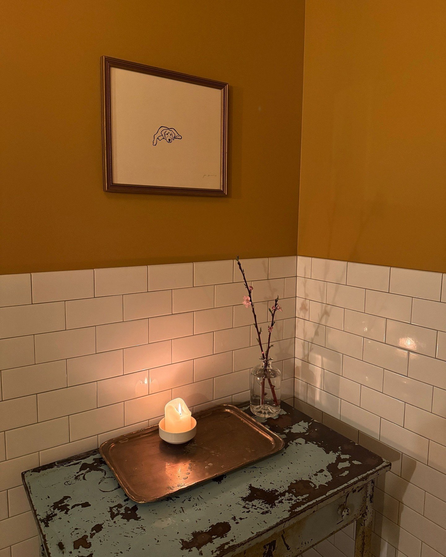 A quick moment for the golden glow of our bathroom ✨

After 6 years of a deep dark blue paint, we decided to switch things up a little bit when we rebuilt after the fire. Paint was a simple way to feel like we were making a big change. Kinda miss the