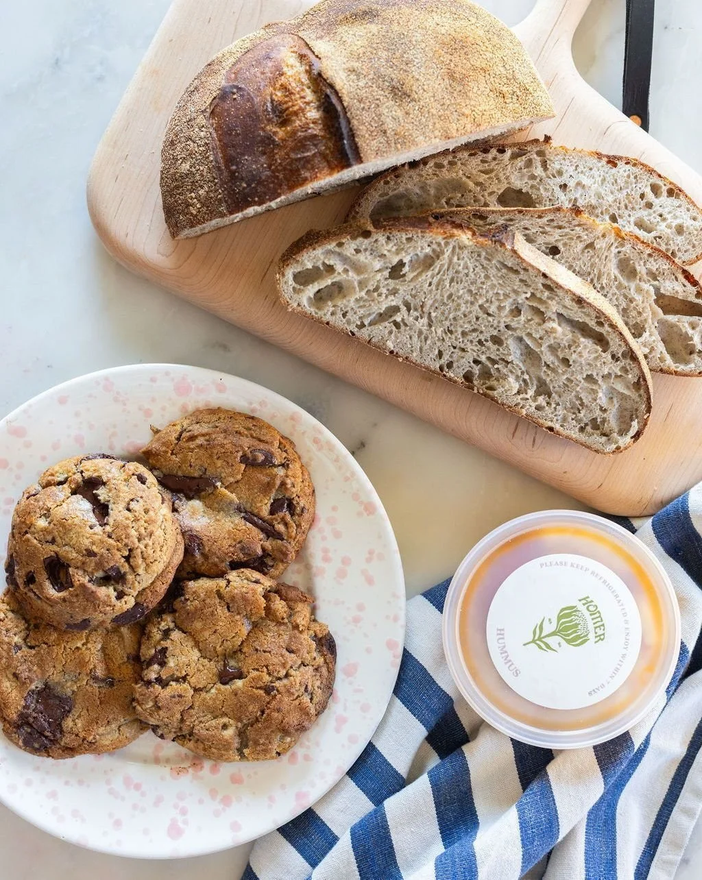 Another Wednesday another dip-drop-day next door @heyjudegoods! We do our delivery RIGHT before opening which means that the sourdough is still warm 💕

📸 : @ellie.lillstrom