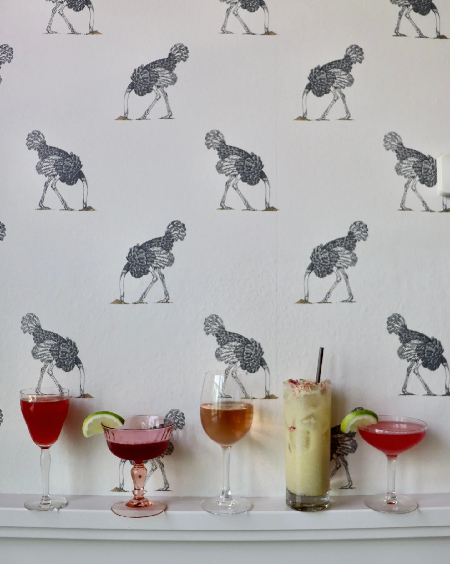 On Wednesdays we *drink* pink! Whether you imbibe or not - we have you covered! 🥂 

Pictured from L to R
✨️ grapefruit spritz (n/a) // figlia n/a apertivo, sparkling grapefruit, lemon
✨️hibiscus daiquiri (n/a) // hibiscus &amp; black pepper tea, lim