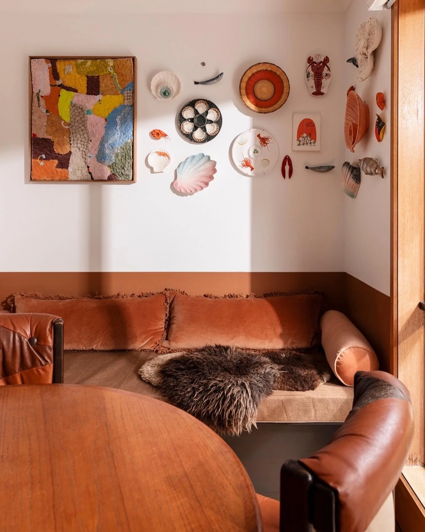 Finally getting around to sharing these beautiful pics of in the home of @studiomimimoon featuring an ocean inspired piece of mine. You can read more about this sweet home in @thedesignfiles which I’ve linked conveniently for you in my bio ✨ al