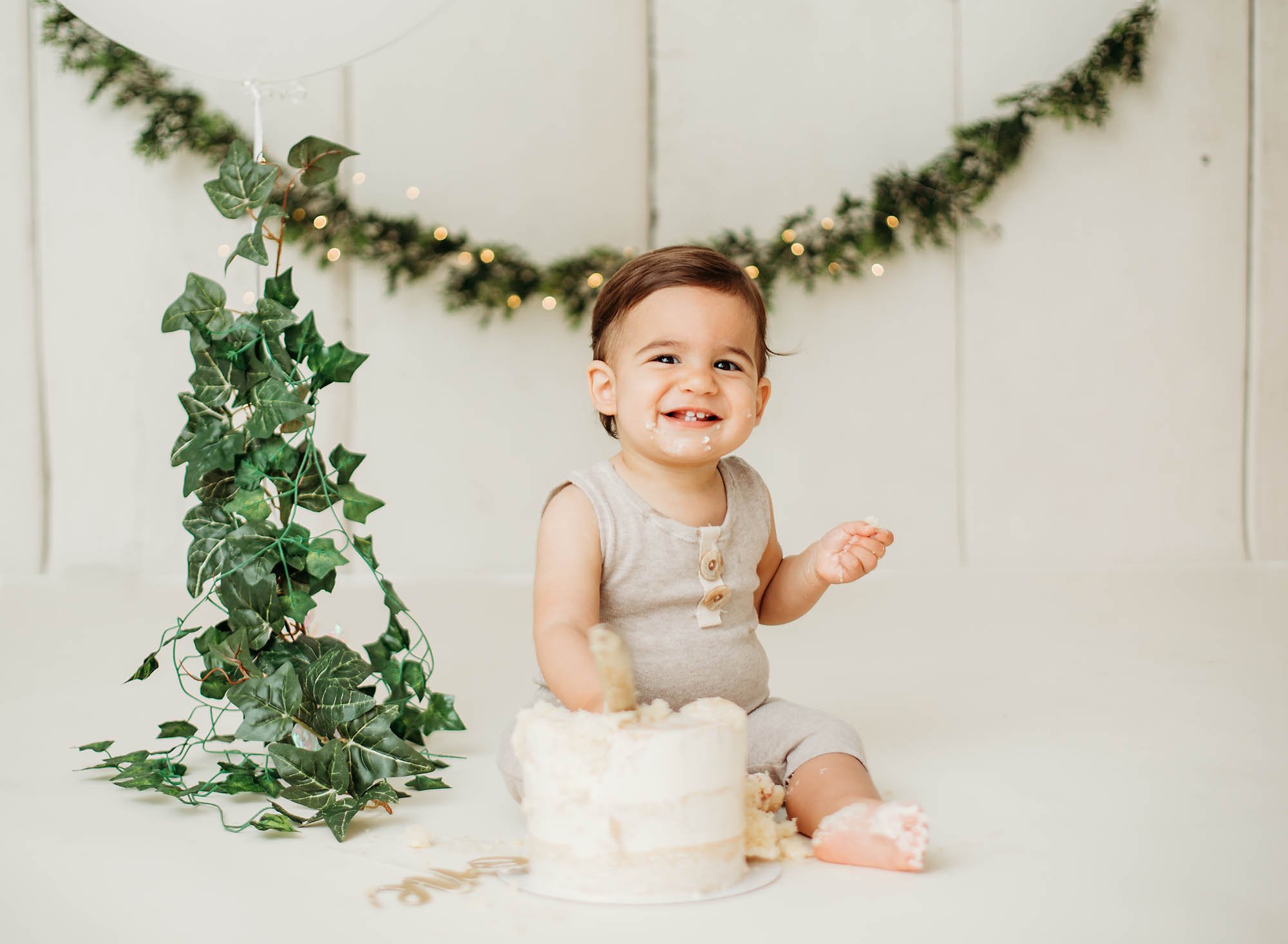 best-cake-smash-photographer-milton-toronto-danieladagostino-grayson--5 copy.jpg