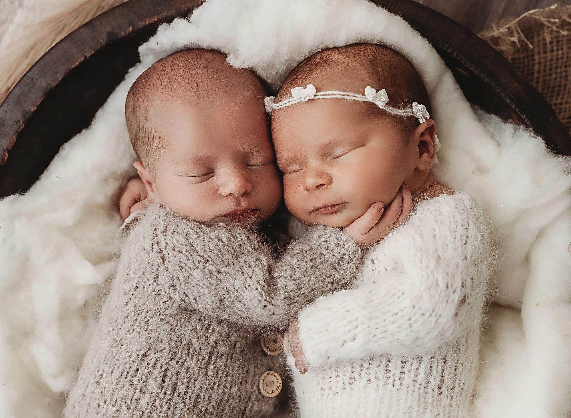 best twins newborn photographer daniela dagostino milton halton toronto snuggle