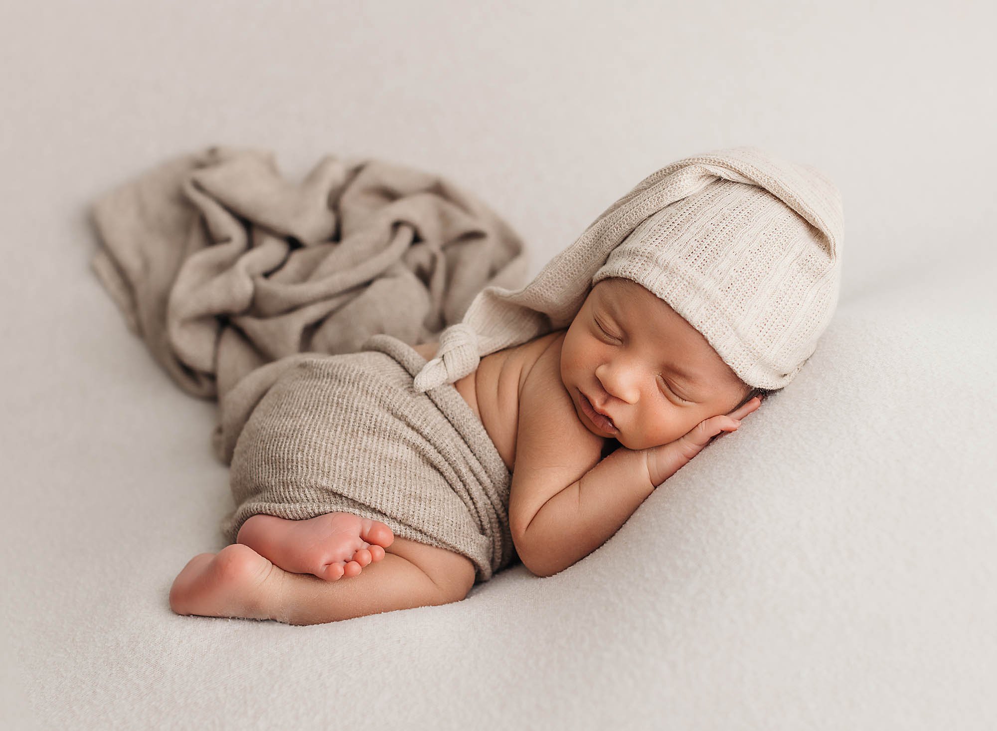 best-newborn-photographer-toronto-milton-halton-avi-1 copy.jpg